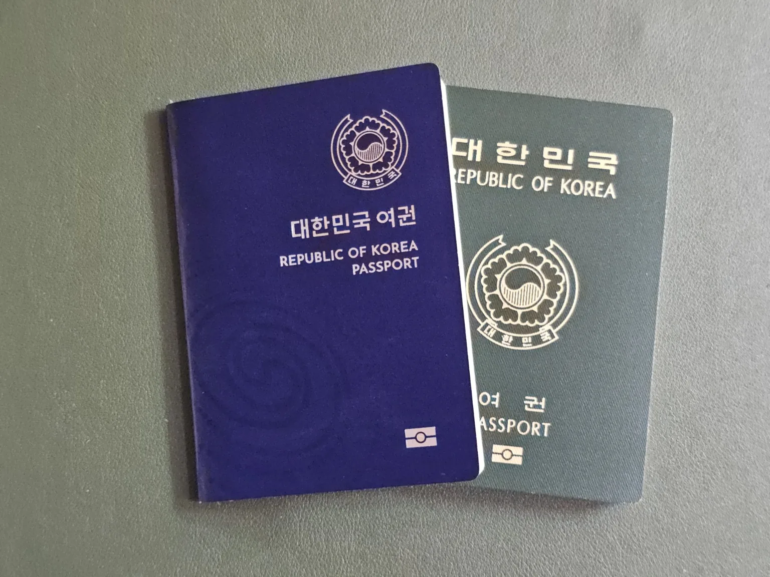 기존 녹색 여권과 차세대 남색 여권 표지