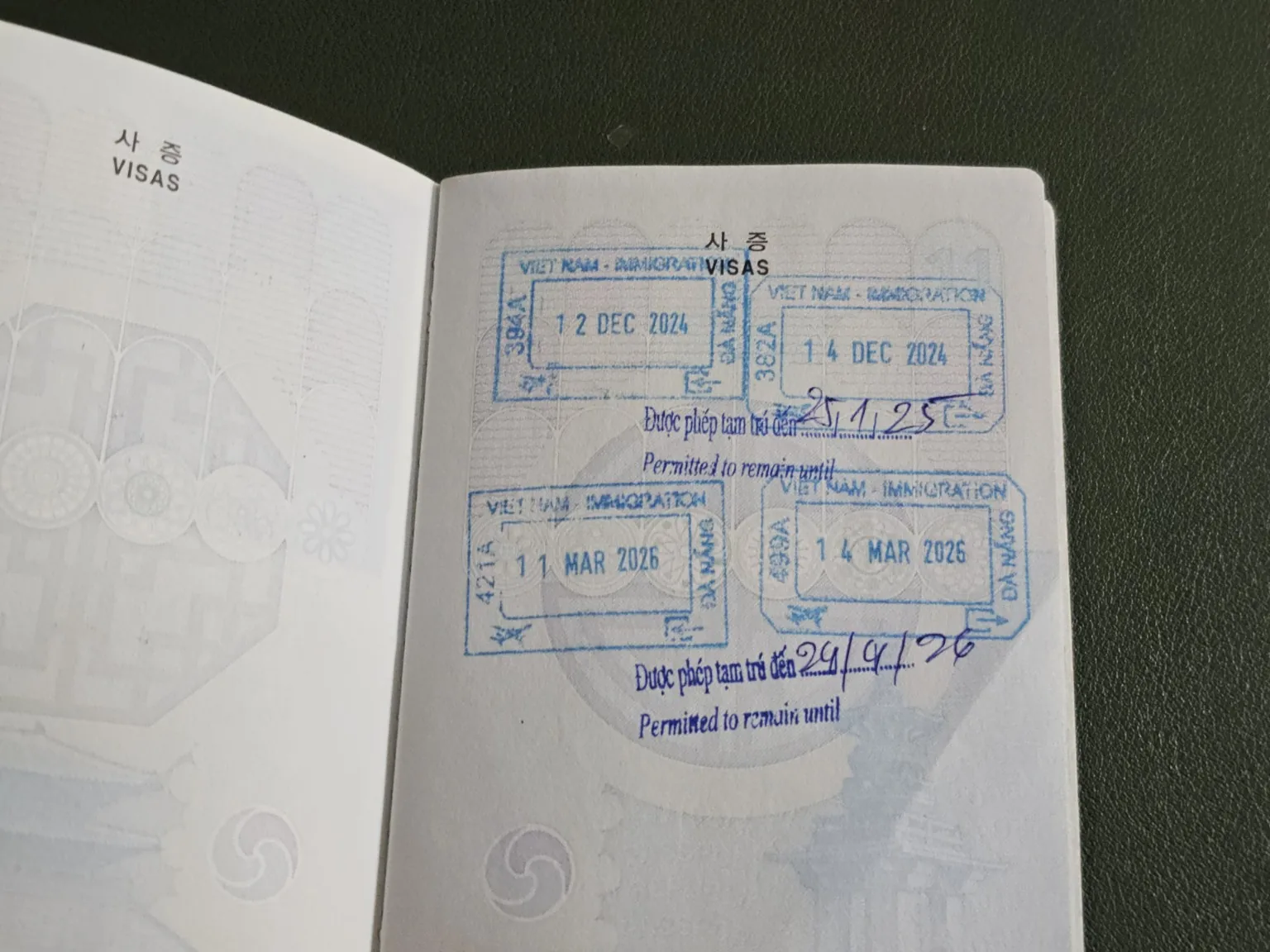 여권 페이지에 찍힌 베트남 입출국 도장