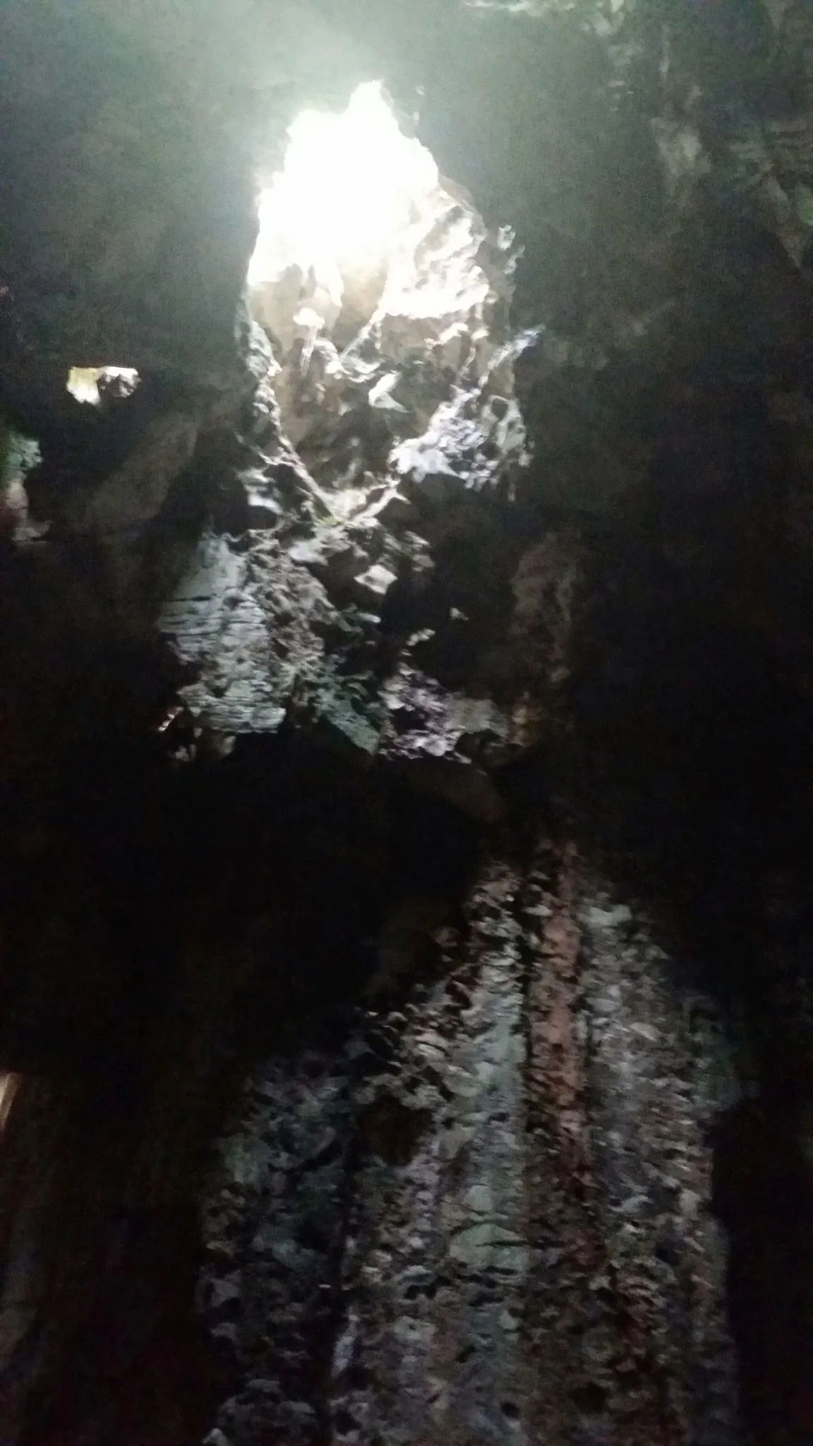 다낭 오행산 후옌콩 동굴 천장 구멍으로 햇빛이 들어오는 실제 모습