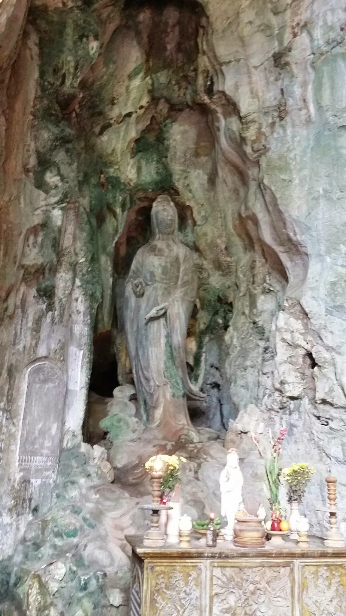 다낭 오행산 동굴 내부 바위 벽 앞에 모셔진 불상과 제단