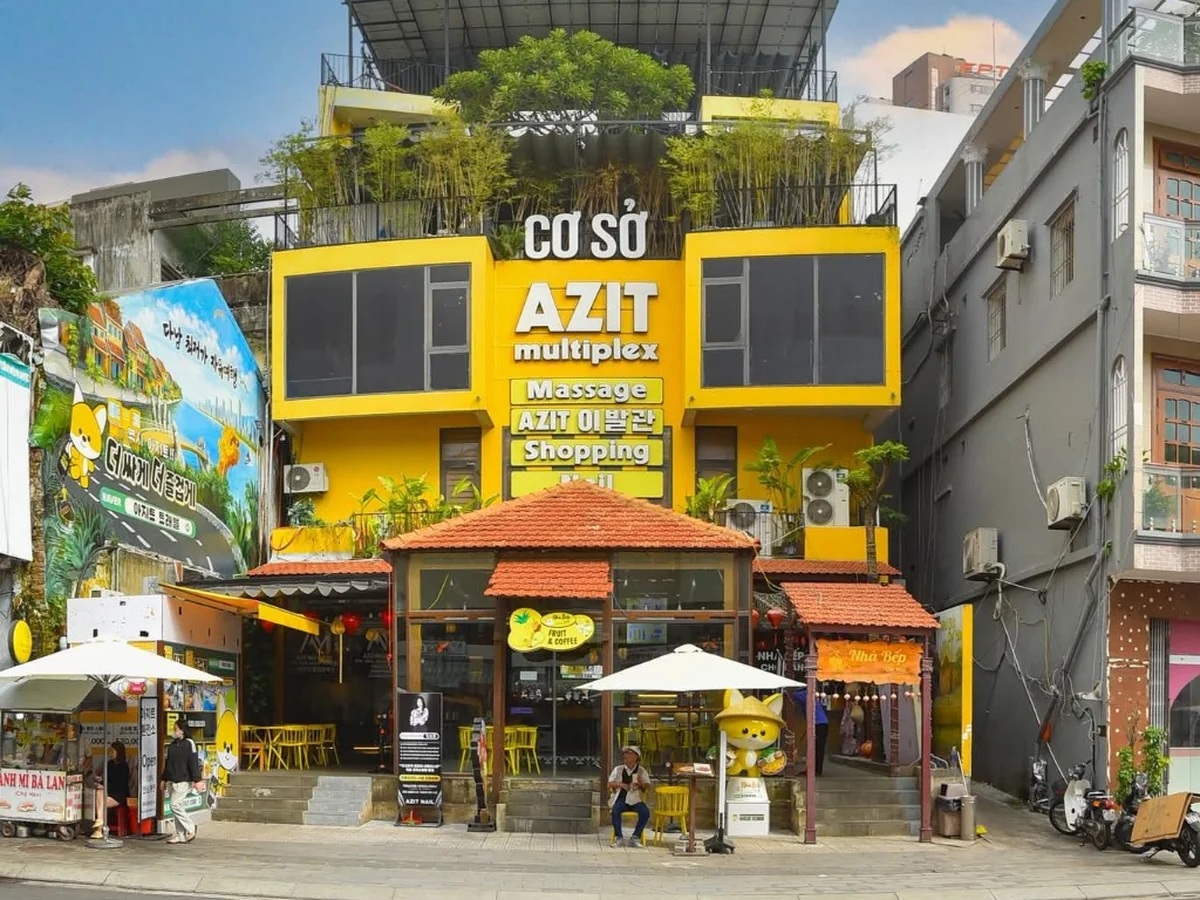 AZIT multiplex 노란 간판이 보이는 건물 1층 냐벱 한시장점 출입구