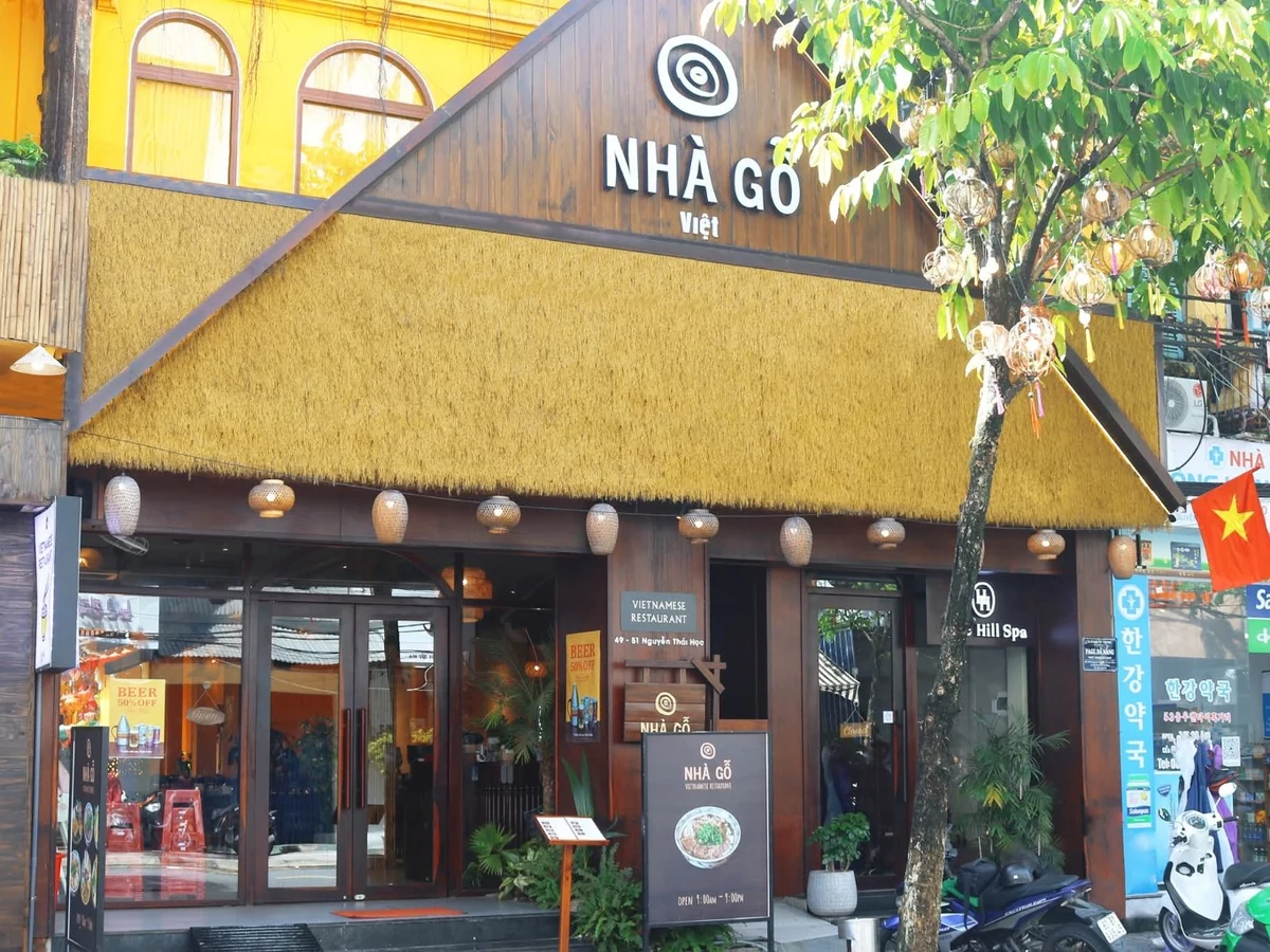 냐고비엣 NHÀ GỖ Việt 간판과 입구가 보이는 실제 식당 외관