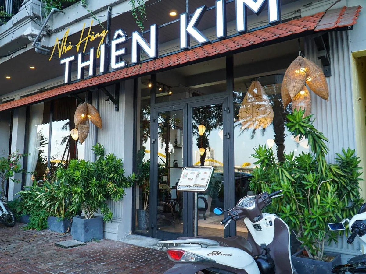 티엔킴 THIÊN KIM 간판과 유리 출입구가 보이는 실제 식당 외관