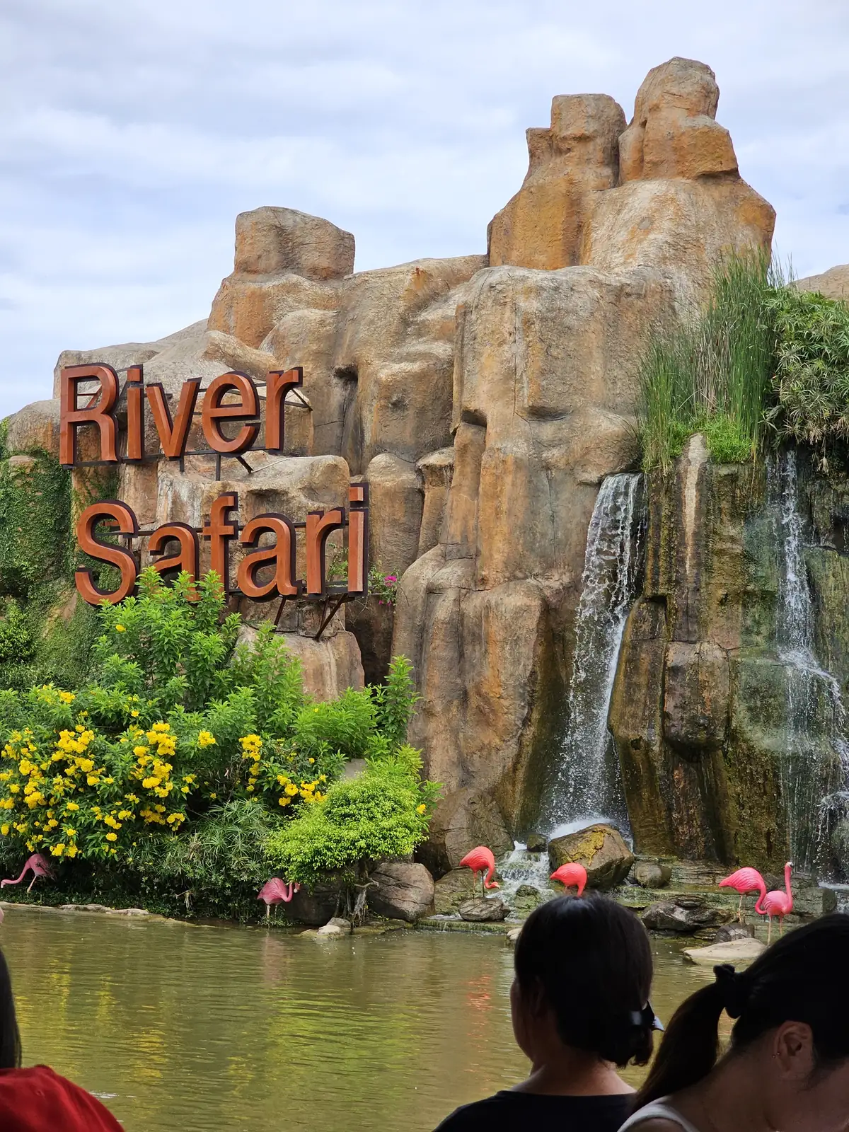 River Safari 간판과 인공 바위 폭포가 있는 빈원더스 리버사파리 입구